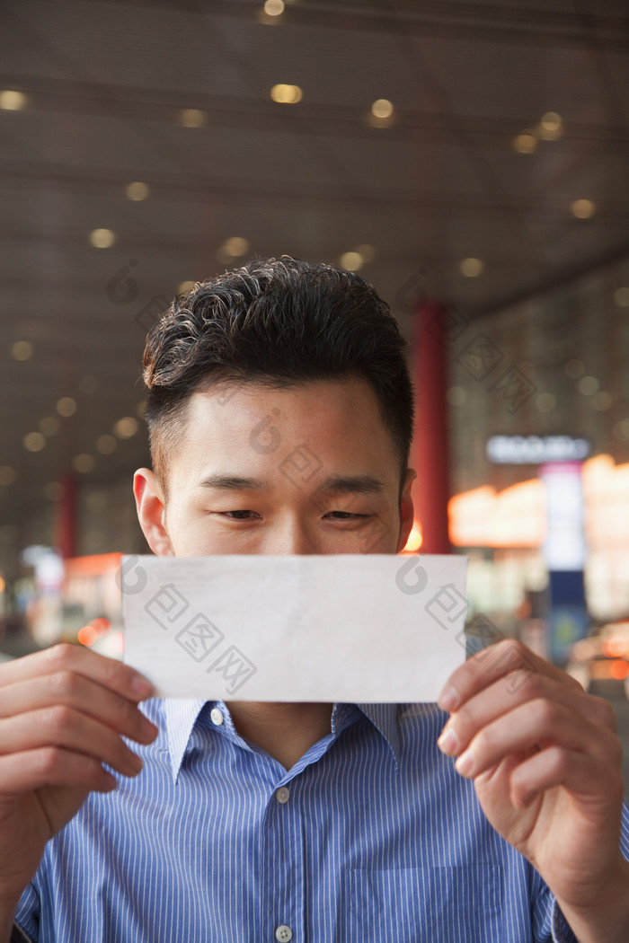 看纸条的商务男人摄影图