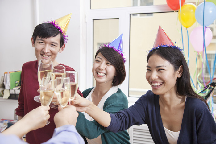 生日派对气球庆生生日帽女人男人一群人微笑