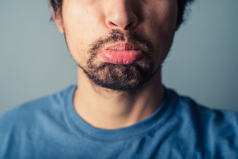 满脸胡渣的男人摄影图图片