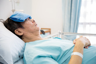 浅蓝色调医院的病人摄影图