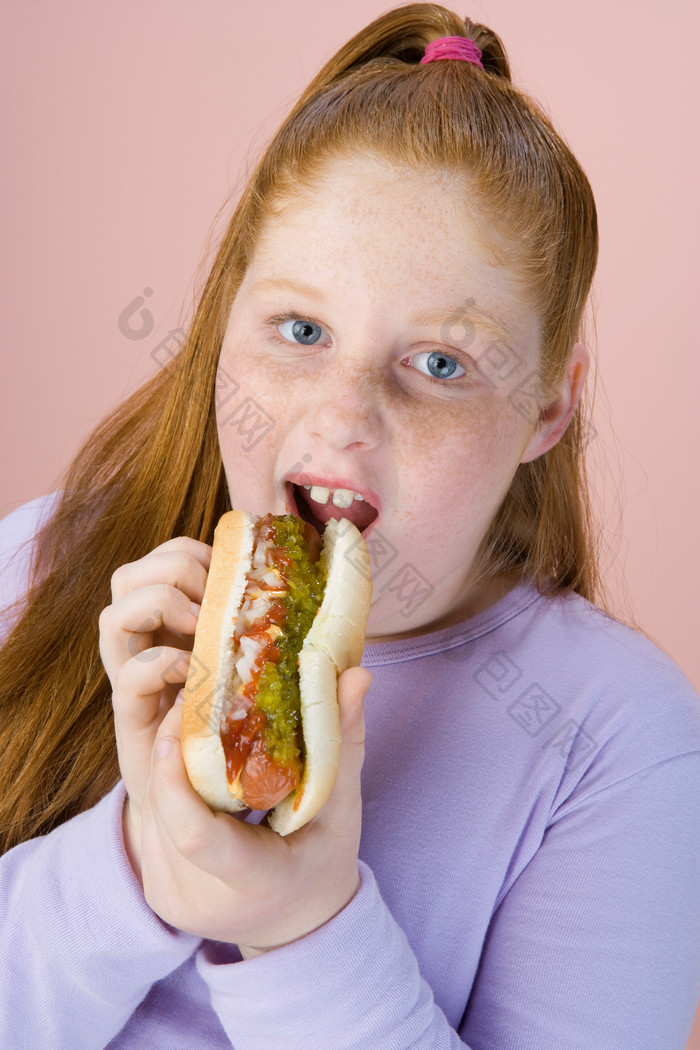 简约吃汉堡的小女孩摄影图