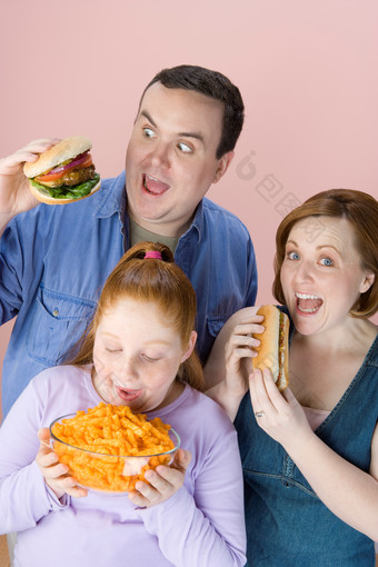 粉色调吃东西的家人摄影图