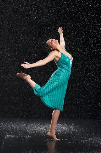 雨中跳舞的中年女人