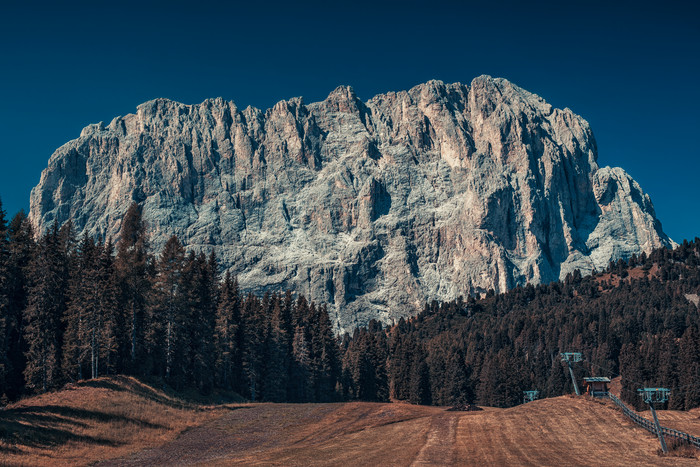 阿尔卑斯山脉山峰摄影图