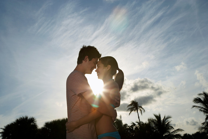阳光下拥抱的夫妻摄影图