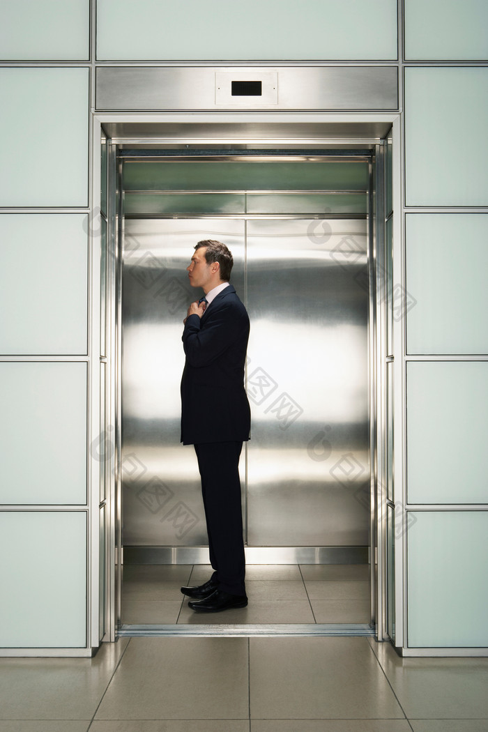 电梯里的商务男人