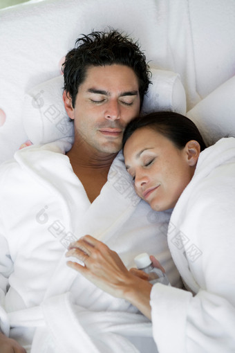深色在床上的夫妇摄影图