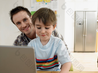 深色教孩子用电脑摄影图