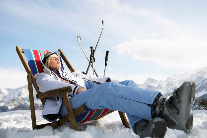 蓝色调休息的滑雪者摄影图