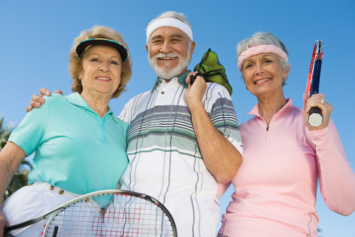 清新打网球的老人们摄影图