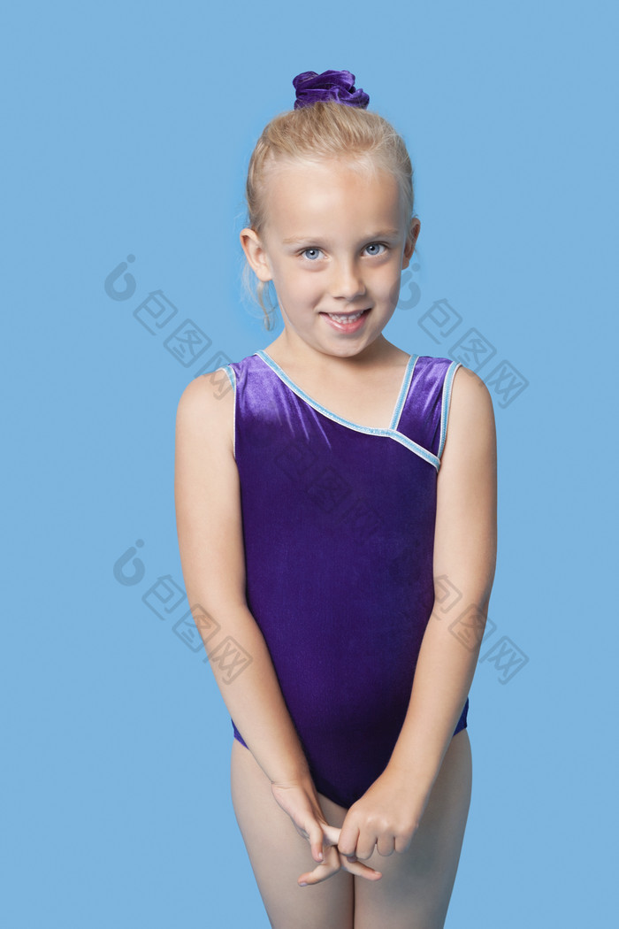 蓝色调害羞的女童摄影图