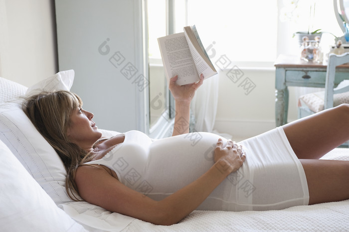 简约看书的孕妇摄影图