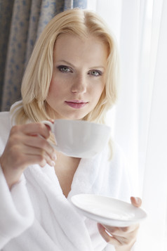 暗色调喝咖啡的美女摄影图