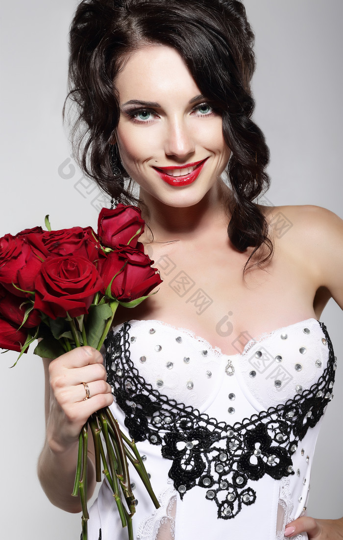 红玫瑰浪漫年轻的女人图片摄影图