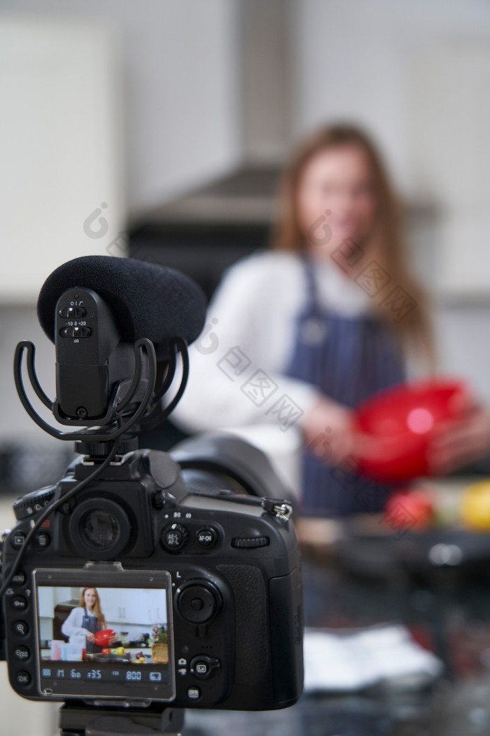 做饭直播的女人摄影图