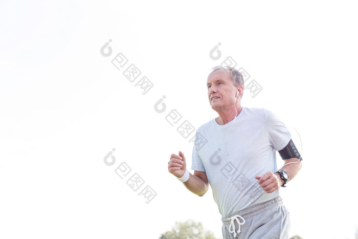 跑步的老年人男人摄影图