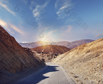 蓝色调山中的路摄影图