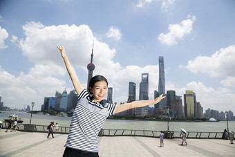 河边张开双手的女人