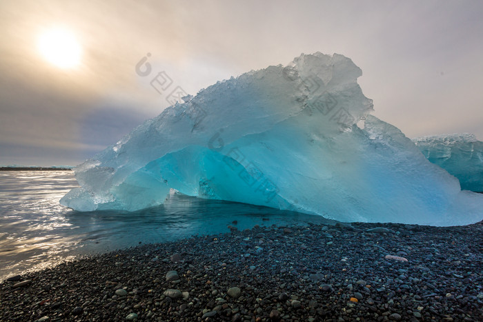 太阳下的冰川摄影图