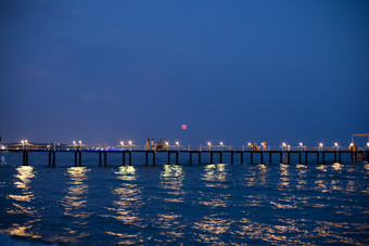 海上的小桥夜景摄影图