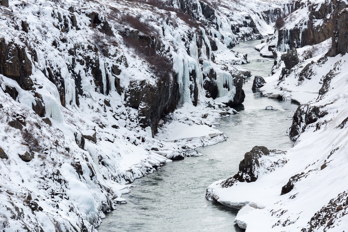 冬季冰雪覆盖的山河