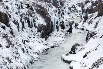 冬季冰雪覆盖的<strong>山河</strong>