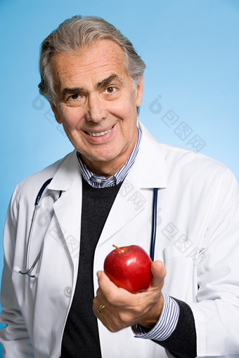 蓝色调拿苹果的医生摄影图