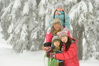 简约雪地中的家人摄影图