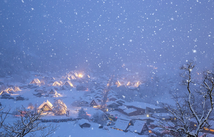 暗色调雪中小村摄影图