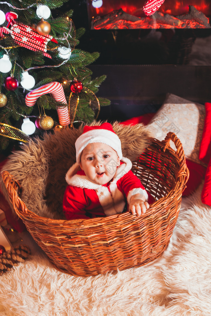 编织篮里的圣诞婴儿