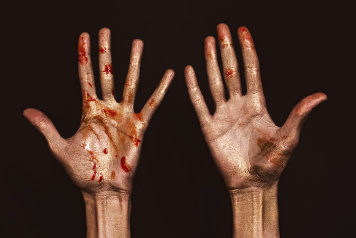 暗色调染血的双手摄影图