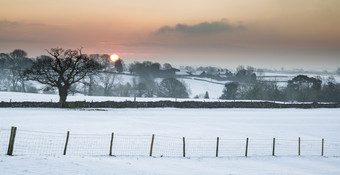 暗色调日落时分雪景摄影图