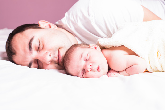 睡觉的父亲和宝宝