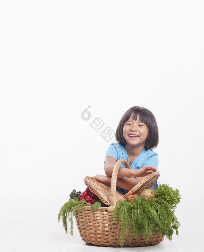 拿一篮子蔬菜的女孩图片