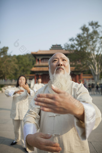 晨练打<strong>太极</strong>健身的老年人