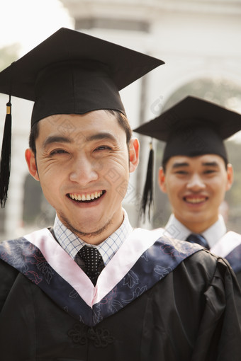 年轻的男人学生两个人学士帽毕业微笑摄影图