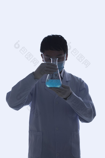 做实验的科学家玻璃瓶仪器研究蓝色液体