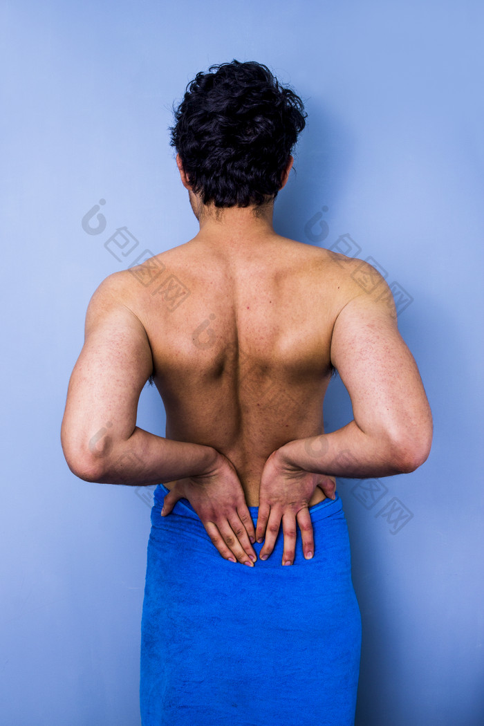 蓝色调腰痛的男人摄影图