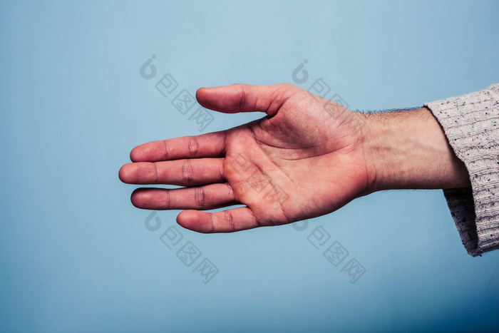伸手的男子