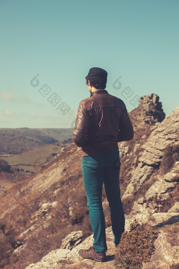 户外旅游冒险男子