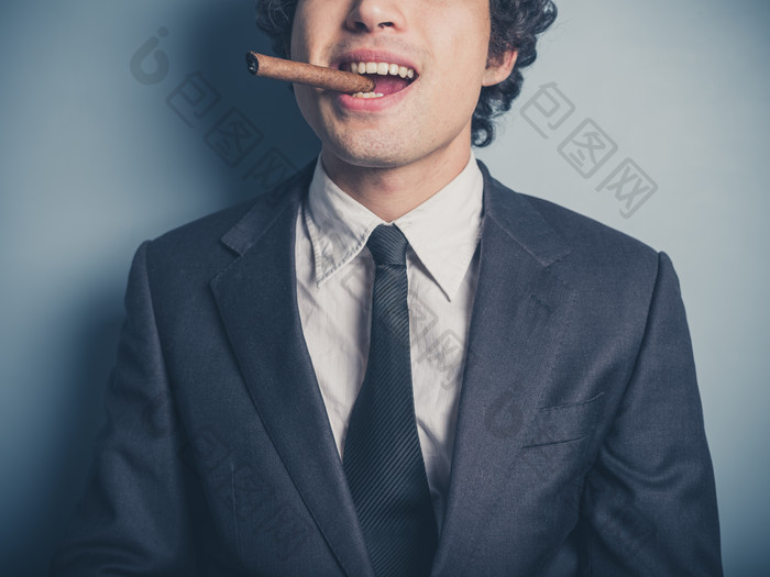 抽烟的商务男人摄影图