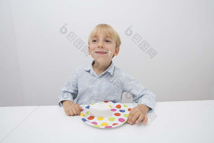 灰色调吃蛋糕的孩子摄影图