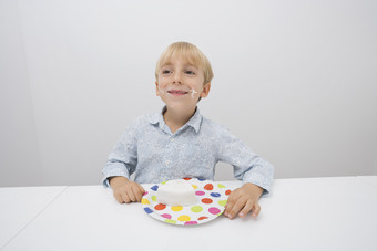 灰色调吃蛋糕的孩子摄影图