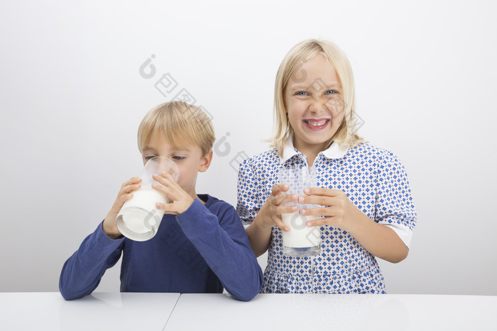 简约风格喝牛奶的孩子摄影图