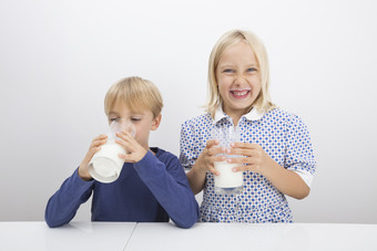 简约风格<strong>喝牛奶</strong>的孩子摄影图
