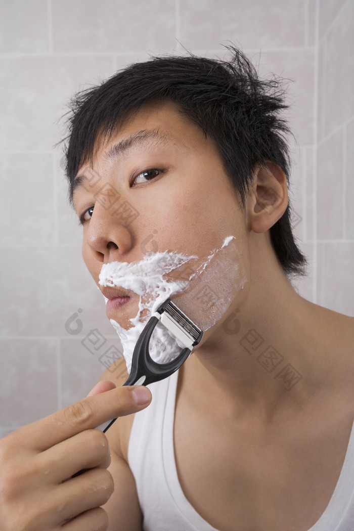 深色调刮胡子的男人摄影图