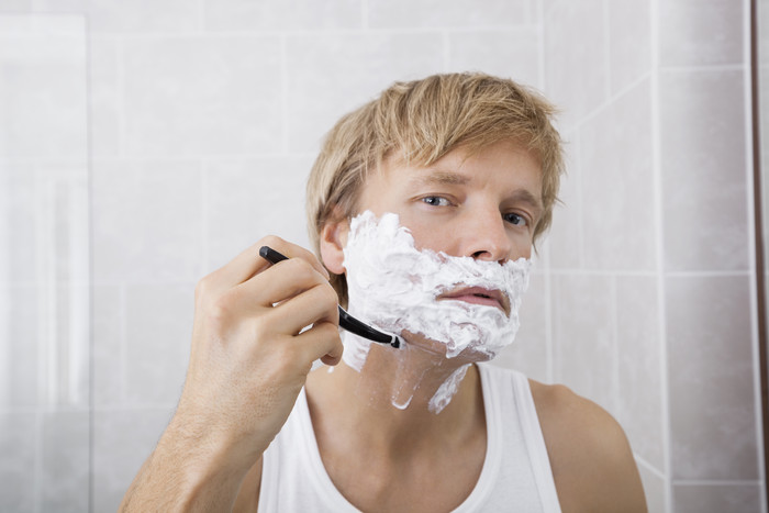 灰色调刮胡子的一个男子摄影图