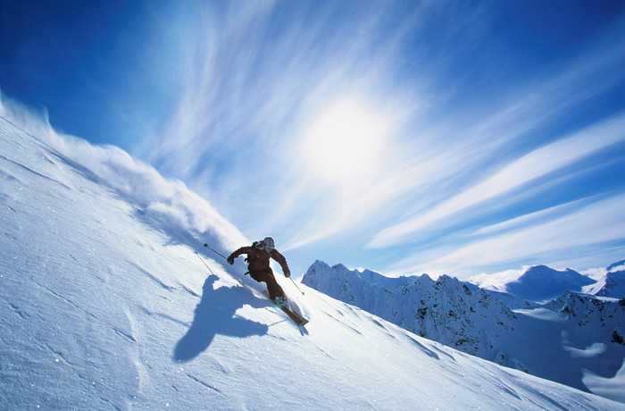 蓝色调在极限滑雪的人摄影图