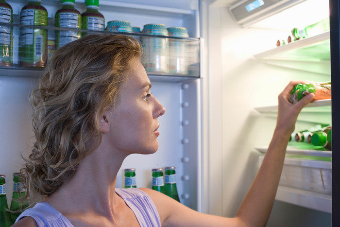 冰箱取蔬菜的女人
