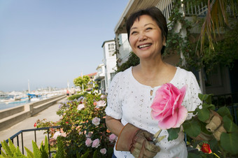 养花的<strong>老年人</strong>女人